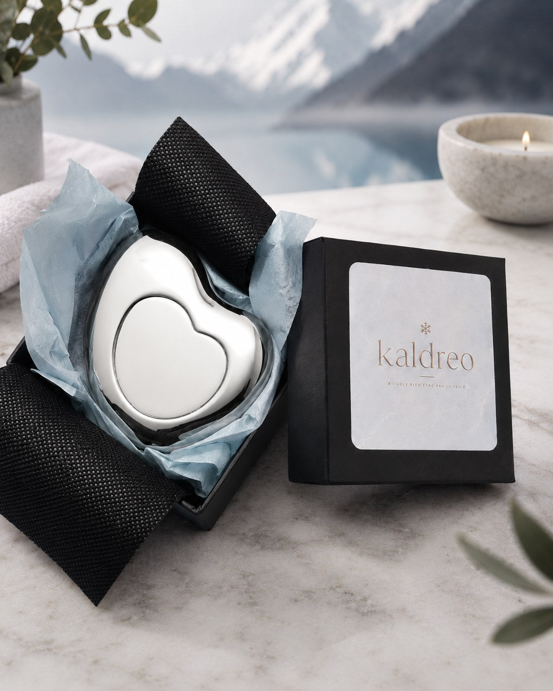 la Comète Kaldreo, cœur de froid en acier inoxydable dans son coffret noir sur marbre