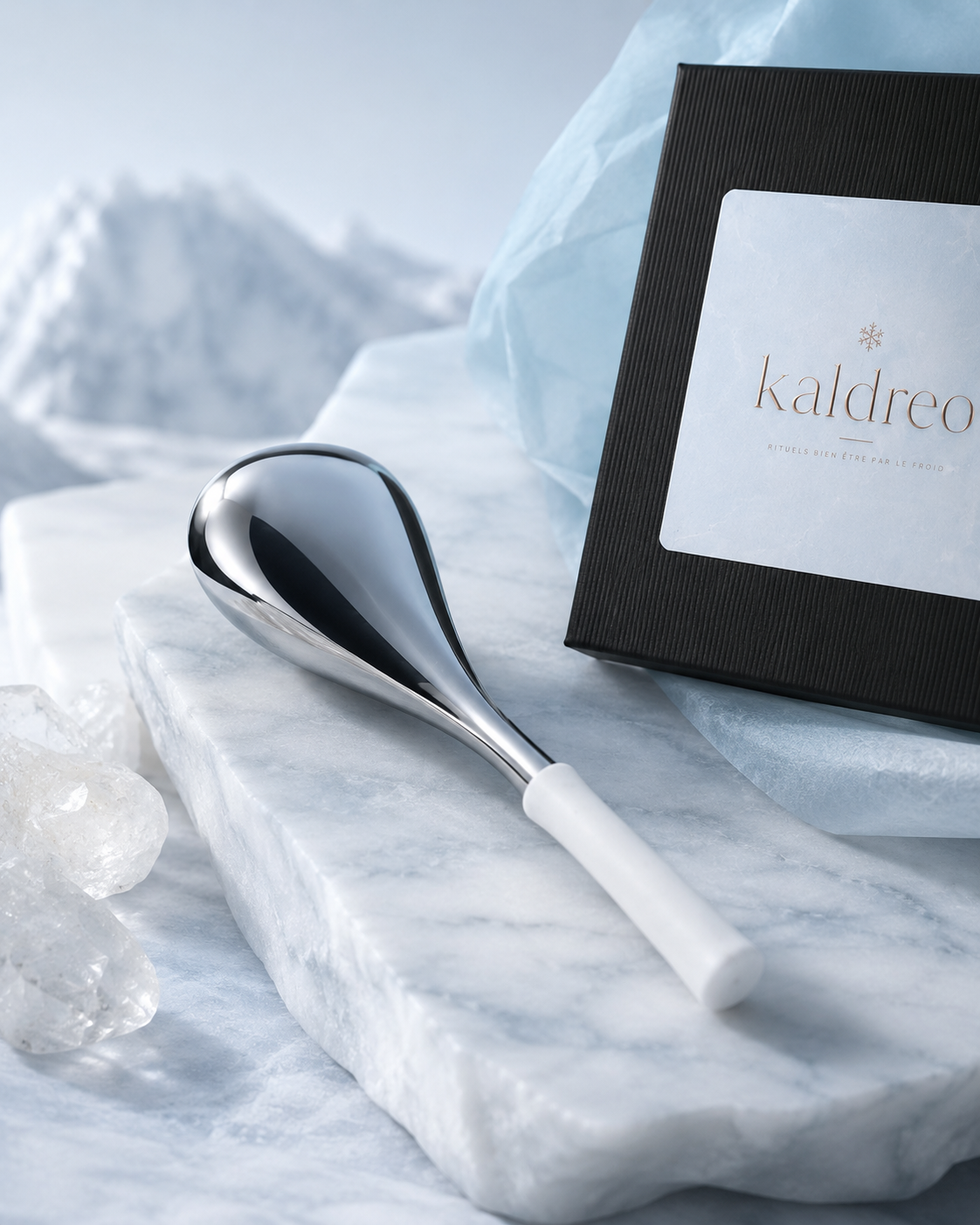 Coffret rituel froid Kaldreo ouvert, trois outils de froid en acier inoxydable sur marbre